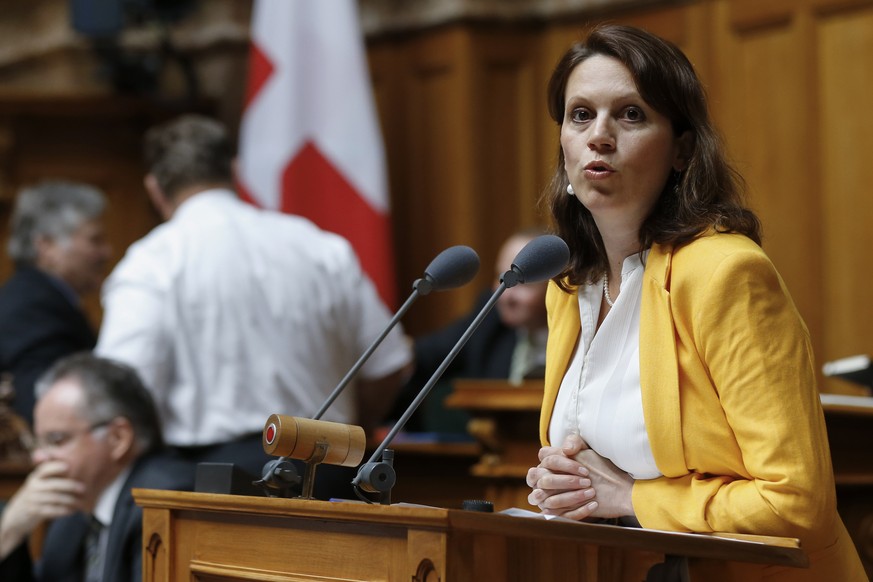 Chantal Galladé (SP) spricht ins Mikrofon des Nationalratssaales im Bundeshaus.