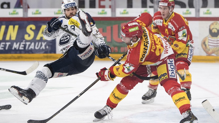 Biels Beat Forster, rechts, holt Ambris Elias Bianchi von den Beinen im Eishockey Meisterschaftsspiel der National League zwischen dem EHC Biel und dem HC Ambri-Piotta, am Sonntag, 17. Dezember 2017,  ...