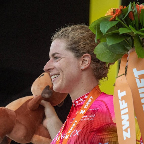 IMAGO / frontalvision.com

Marlen REUSSER 4. Etappe Tour de France Femmes 2022 Siegerehrung, Podium Marlen REUSSER (Schweiz) Team SD Worx gewinnt die 4. Etappe Tour de France Femmes (Tour de France de ...