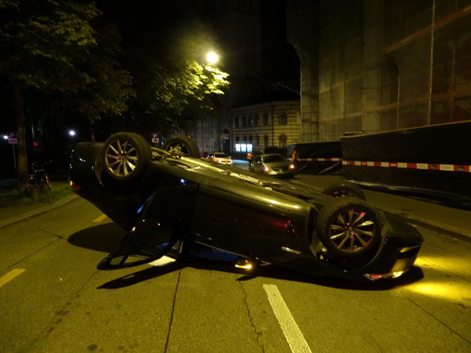 Das Auto landete auf dem Dach.