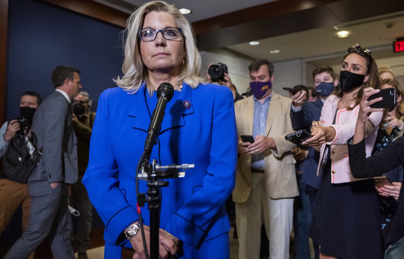 Sie wird ihren Kampf um die Richtung der Partei nun ausserhalb des Führungszirkels ausfechten müssen: Die Republikanerin Liz Cheney stellt sich im Kongress den Fragen von Journalisten.