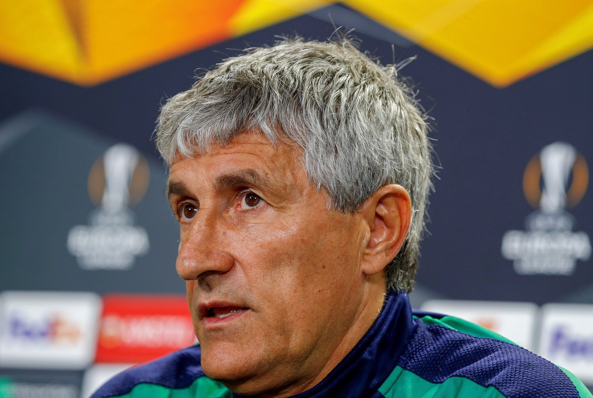 epa07382745 Real Betis' head coach Quique Setien speaks during a press conference at the club's sport complex in Seville, southern Spain, 20 February 2019. Real Betis will face Stade Rennes  ...