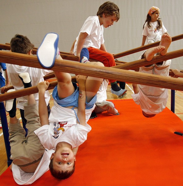 Kinder beim sportlichen Spielen anlaesslich des Informationsanlass &quot;Bewegungskultur durch Schulsport&quot; des Sportamt der Stadt Zuerich in der Sportanlage Im Birch in Zuerich am Mittwoch, 24. J ...