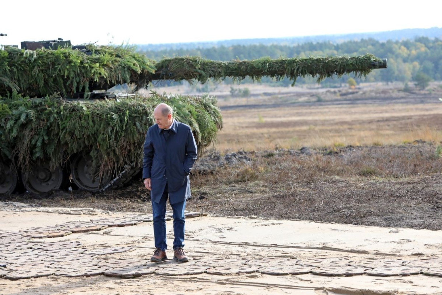 Olaf Scholz und der Leopard 2 bei einem Truppenbesuch im letzten Oktober.