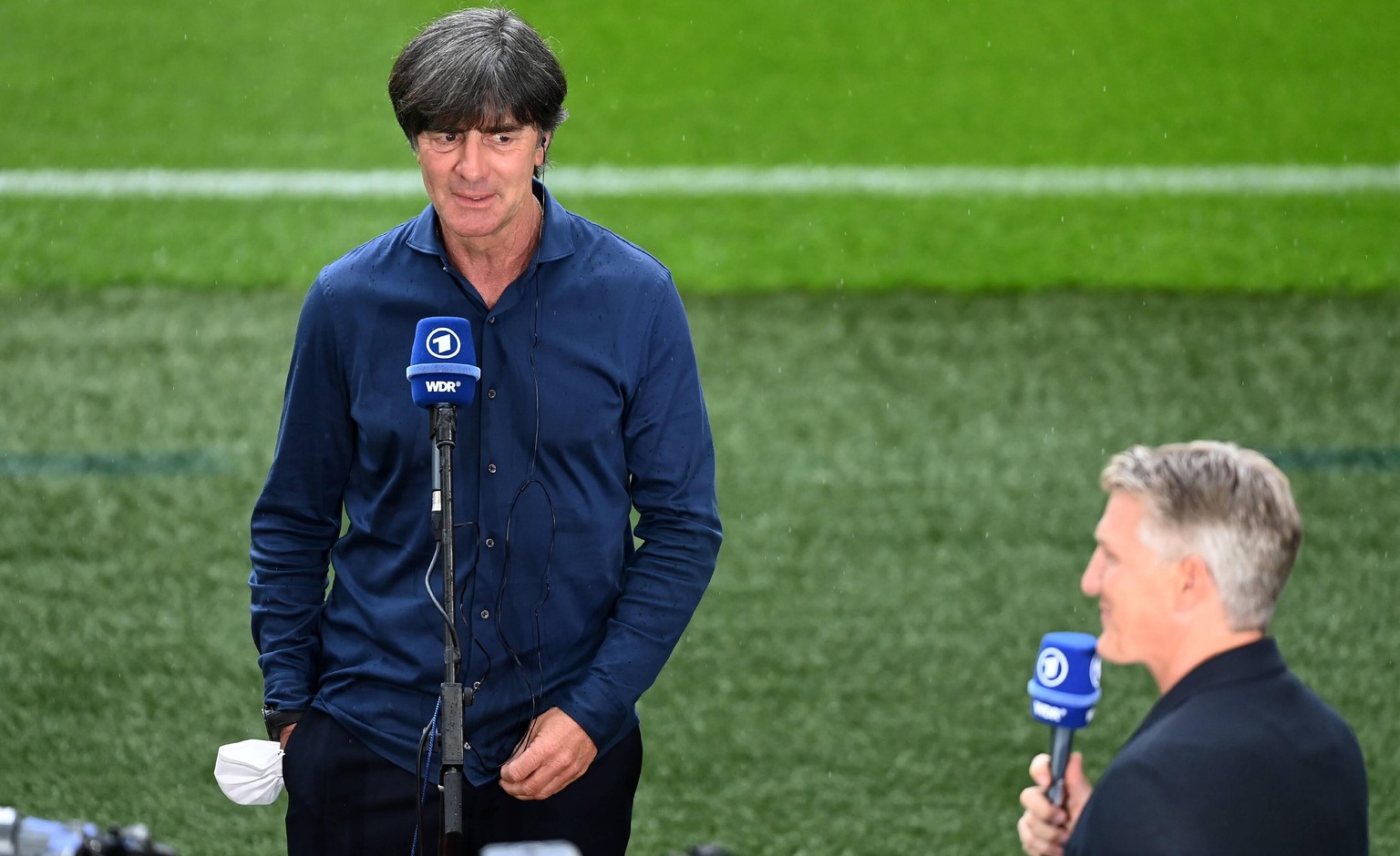 FUSSBALL Euro 2021 Achtelfinale Spiel 44 in London England - Deutschland 29.06.2021 Trainer Joachim Loew li, Deutschland beim Interview mit ARD Experte Bastian Schweinsteiger re *** FOOTBALL Euro 2021 ...