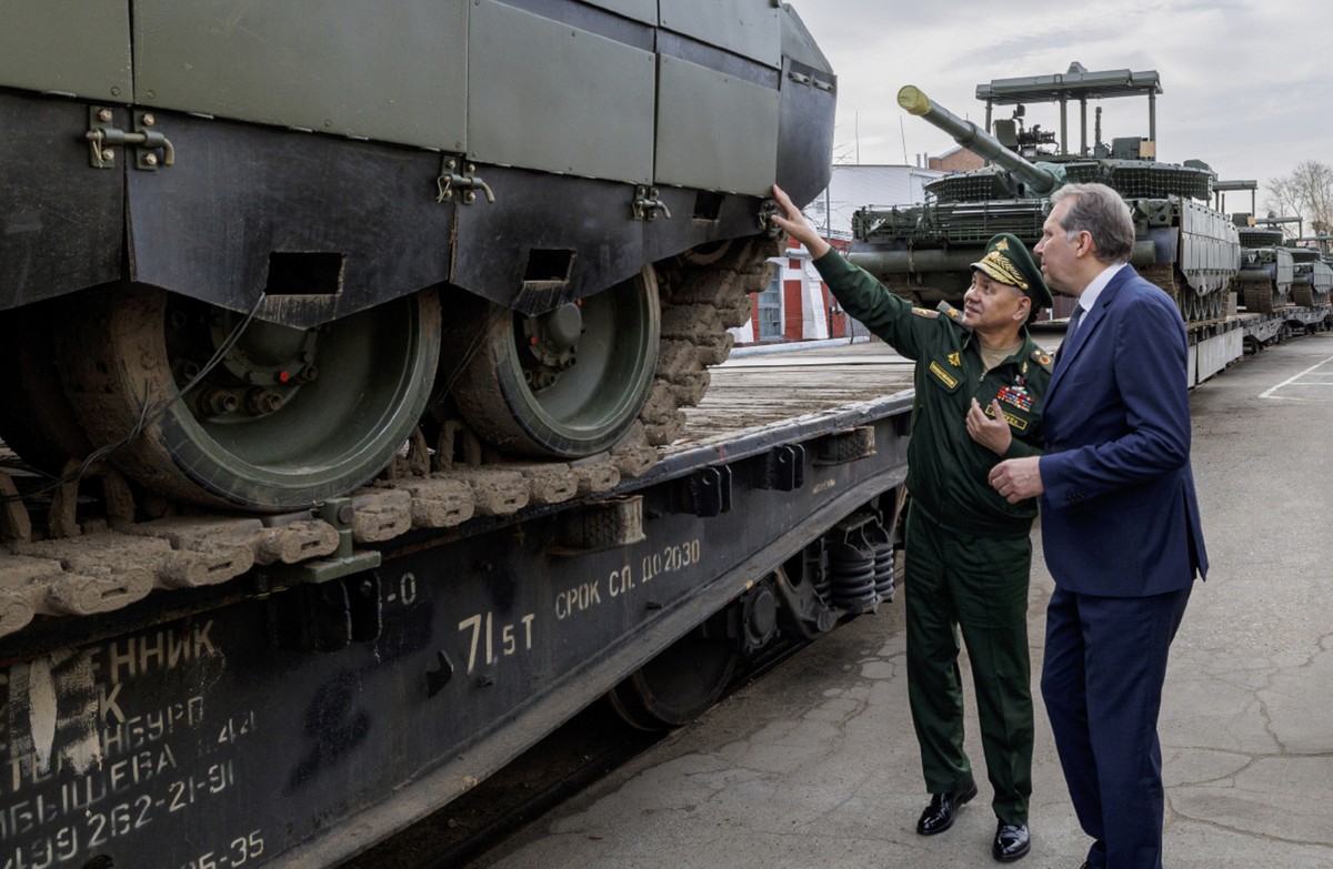 epa11297665 A handout photo made available by the Russian Defence Ministry Press-Service shows Russian Defense Minister Sergei Shoigu (C) inspecting the implementation of the state defense order at th ...