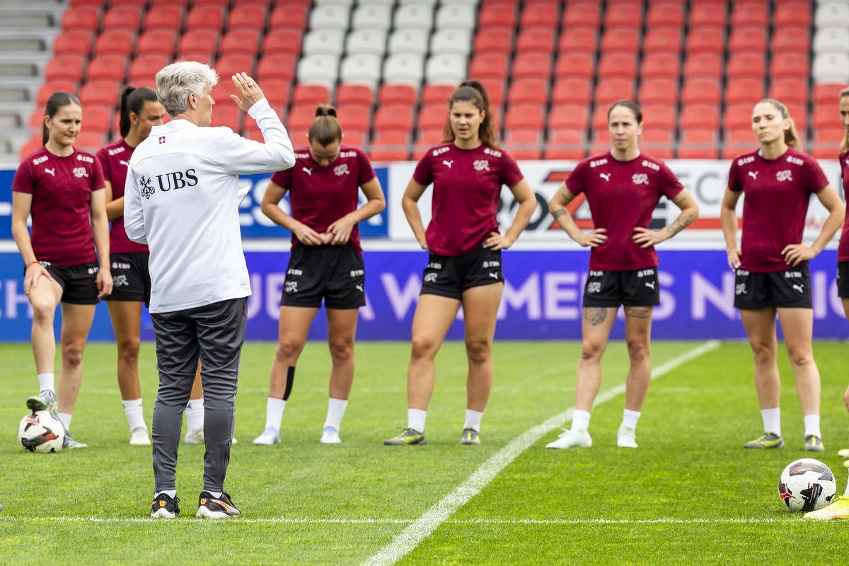 epa12150566 Switzerland's head coach Pia Sundhage speaks to her players during a training session of the national team on the eve of the UEFA Women's Nations League football match between Sw ...