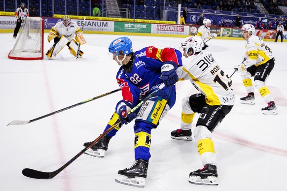 EHC Kloten Stuermer Robert Leino gegen HC Ajoie Stuermer Louis Robin waehrend dem Qualifikationsspiel der Eishockey-Meisterschaft der National League zwischen den Teams EHC Kloten und HC Ajoie am Dien ...