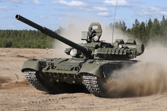 epa04926942 Russian crew of the tank T-80 perform during a show for &#039;Tank&#039;s Day&#039; in Sertolovo outside St. Petersburg, Russia, 12 September 2015. EPA/ANATOLY MALTSEV