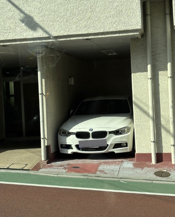 Die lustigsten fails der Woche: Enger Parkplatz für Auto (BMW)