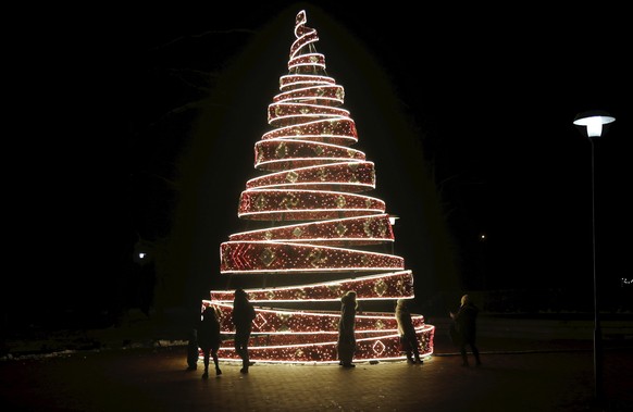 epa10339951 A Christmas tree is on display in Lielvarde, Latvia, 30 November 2022. The Christmas tree is designed using Latvian folk costume elements of the Lielvarde belt. EPA/TOMS KALNINS