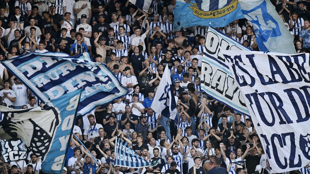 FCZ Fans beim Fussballspiel der Super League FC Zuerich gegen den FC Thun im Stadion Letzigrund in Zuerich am Samstag, 23. August 2025. (KEYSTONE/Walter Bieri )