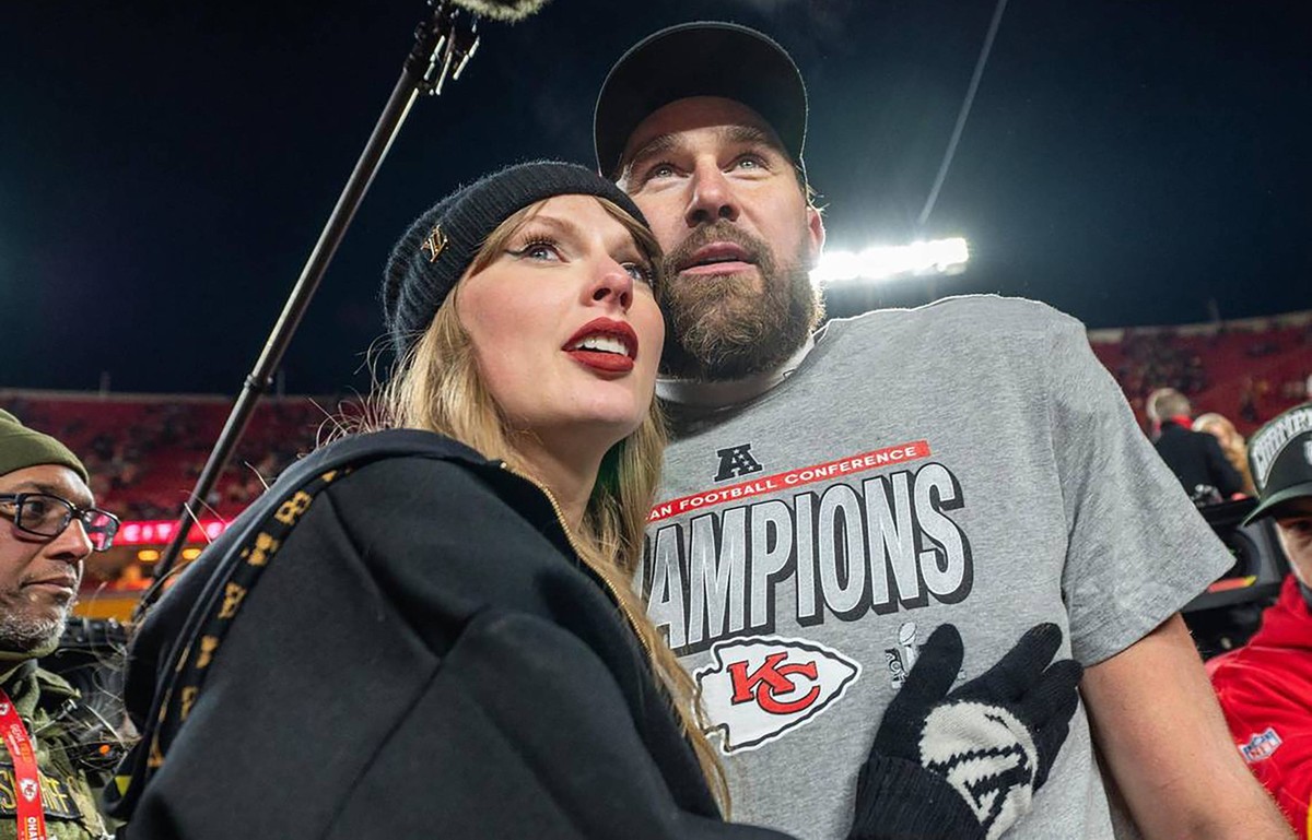 SPORTS-FBN-BIANCHI-COLUMN-KC Taylor Swift and Kansas City Chiefs tight end Travis Kelce 87 walk off the field after the trophy ceremony following the Chiefs 32-29 victory over the Buffalo Bills in the ...