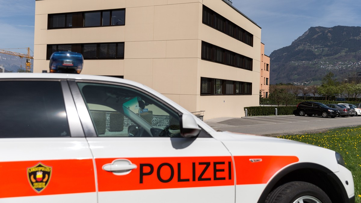 Ein Polzeiauto steht vor der Bank Frick in Balzers, FL, am Montag, 7. April 2014. Im liechtensteinischen Balzers ist es am Montag in der Bank Frick zu einem Toetungsdelikt gekommen. Ein 48-jaehriger M ...