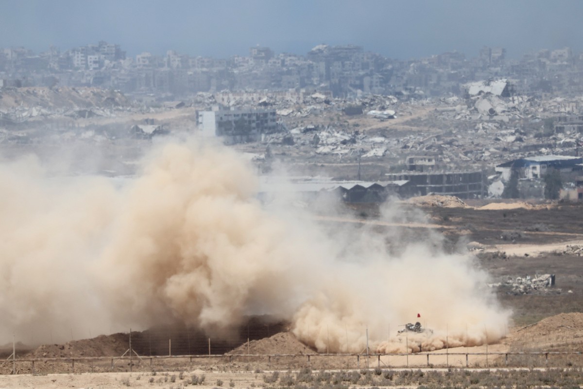 epaselect epa12281181 Israeli army vehicles maneuver inside the Gaza Strip, as seen from the Israeli side of the border with Gaza, in southern Israel, 03 August 2025. EPA/ABIR SULTAN