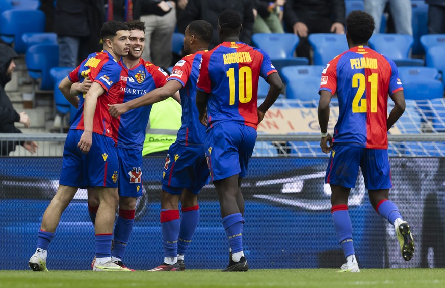 Basels Zeki Amdouni, links, jubelt nach seinem Tor zum 1-1 mit den Teamkollegen, im Super League Spiel zwischen dem FC Basel 1893 und dem BSC Young Boys Bern, im Stadion St. Jakob-Park in Basel, am So ...