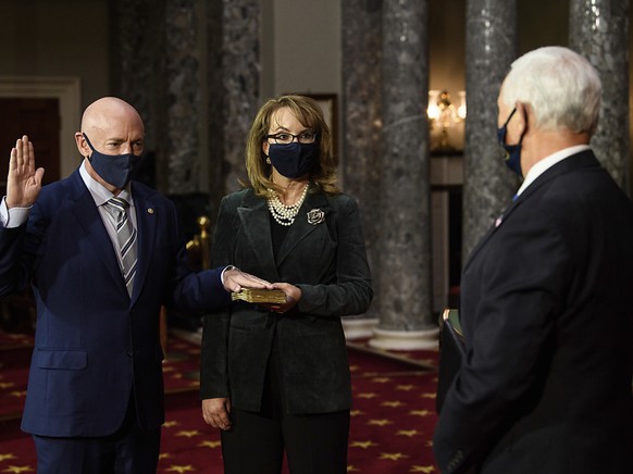 Der demokratische Senator Mark Kelly (l), Arizona, und seine Frau, die ehemalige Abgeordnete Gabby Giffords, nehmen an einer Nachstellung seiner Vereidigung durch Vizepr�sident Mike Pence in der alten ...