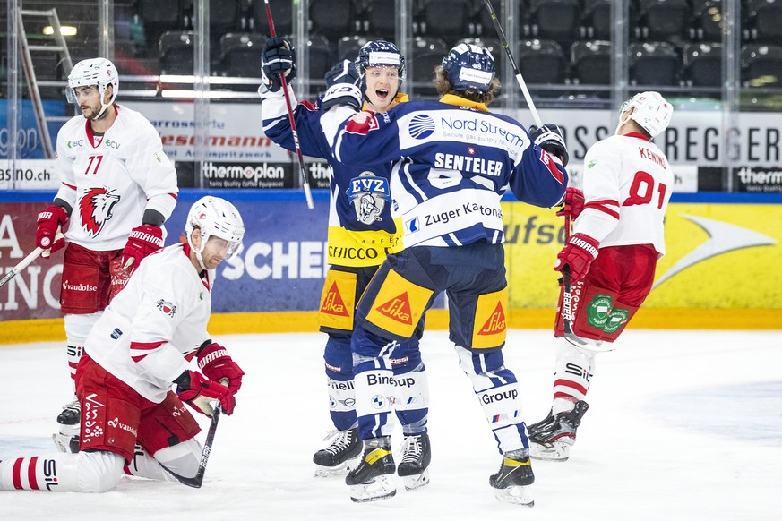 Jubel bei Zugs Carl Klingberg und Zugs Sven Senteler, von links, im Eishockey Spiel der National League zwischen dem EV Zug und Lausanne HC am Dienstag, 15. Dezember 2020, in der Bossard Arena in Zug. ...