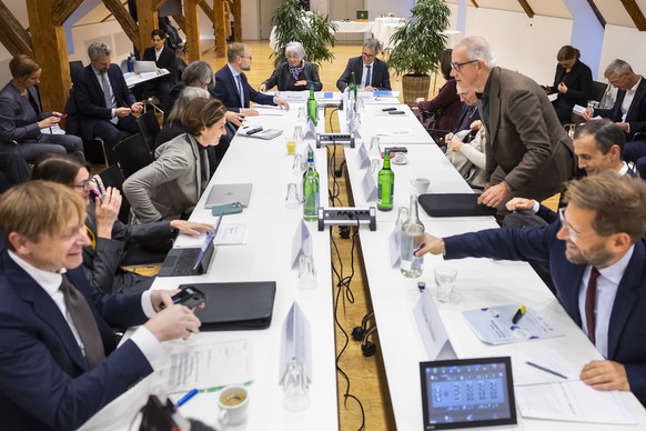 Bundesraetin Elisabeth Baume-Schneider, hinten MItte links, neben Lukas Engelberger, Gesundheitsdirektor des Kantons Basel-Stadt, trifft sich mit den verantwortlichen Personen im Gesundheitswesen zum  ...