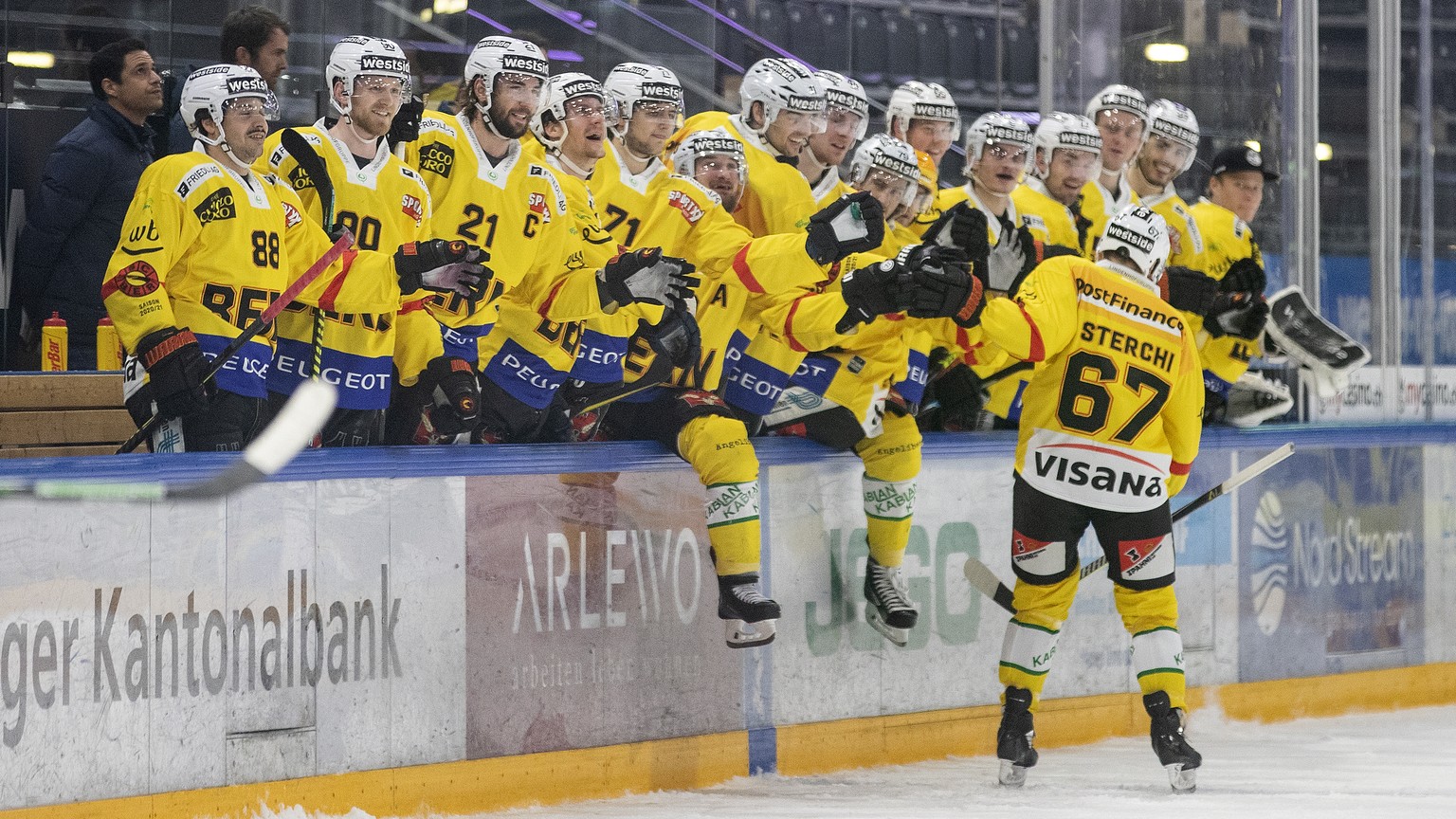 Jubel bei den Spielern des SC Bern nach dem Tor zum 0-1 im Eishockey Spiel der National League zwischen dem EV Zug und dem SC Bern am Donnerstag, 3. Dezember 2020, in der Bossard Arena in Zug. (KEYSTO ...