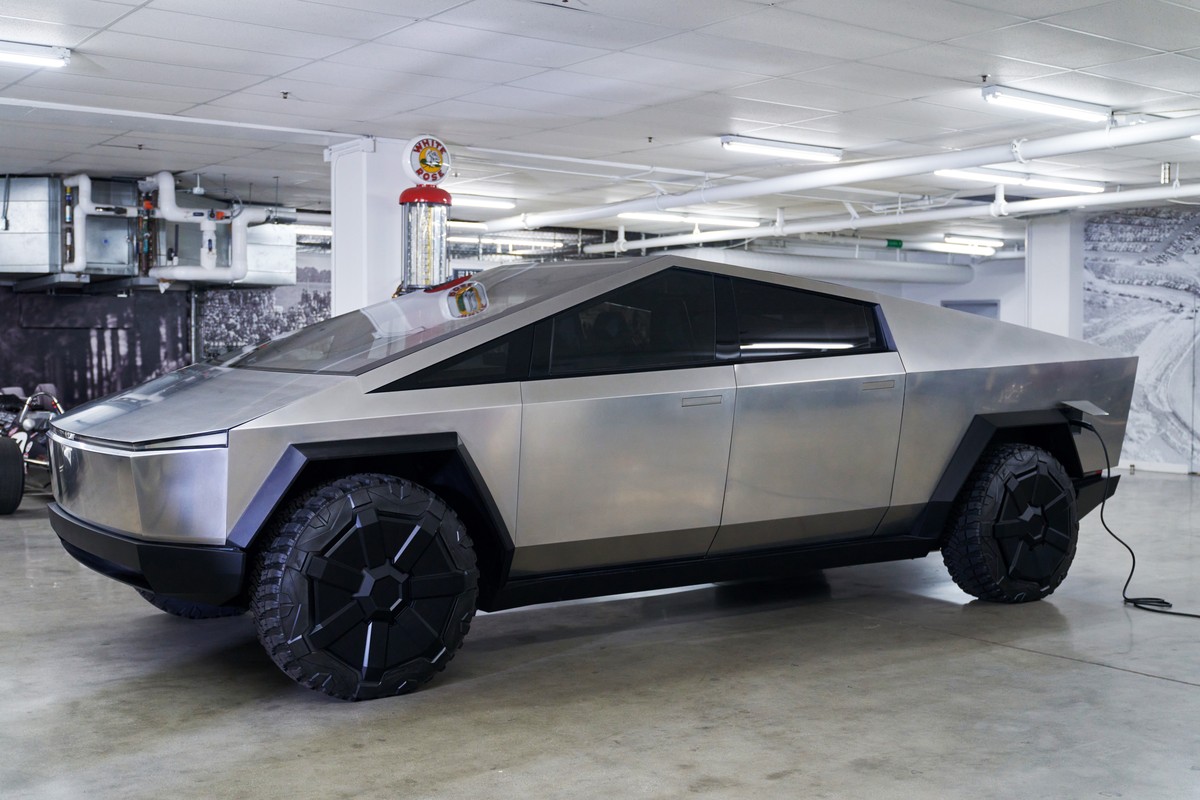 epa11040483 A Tesla Cybertruck prototype charges at the Petersen Automotive Museum in Los Angeles, California, USA, 21 December 2023. EPA/ALLISON DINNER