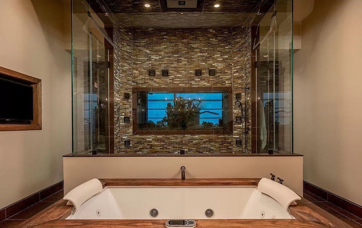 Crazy Villa in Gilbert Arizona für 20 millionen dollar https://www.zillow.com/homedetails/21423-S-147th-St-Gilbert-AZ-85298/59261224_zpid/