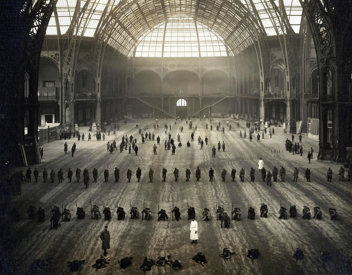 verletzte französische Soldaten, die im Grand Palais in Paris während des Ersten Weltkriegs exerzierten, um ihre körperliche Fitness wiederzuerlangen und sich auf eine mögliche Rückkehr an die Front o ...