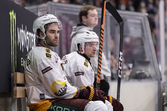 Die Genfer Guillaume Maillard, links, und Sakari Manninen sitzen auf der Strafbank gegen Ende des Eishockey Meisterschaftsspiels der National League zwischen dem HC Fribourg Gotteron und dem Geneve Se ...