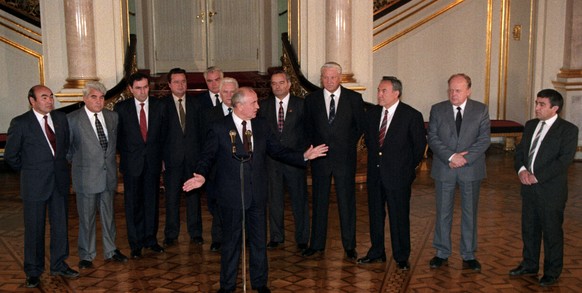 epa09625531 (FILE) - The presidents of the Soviet republics join Soviet President Mikhail Gorbachev (C) for a press conference following the signing of a historic economic accord in Moscow, Russia, US ...