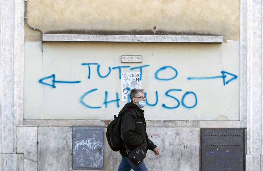 epa08278763 An inscription on a wall in the capital says &#039;all closed&#039;, in Rome, Italy, 08 March 2020. The Italian authorities have taken the drastic measure of shutting off the entire northe ...