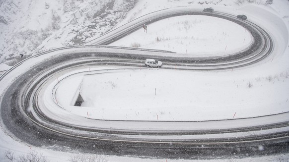 Die Schoellenenstrasse zwischen Goeschenen und Andermatt ist Schneebedeckt. Schneefall sorgt auf den Urner Strassen fuer steckenbebliebene Lastwagen, Wartezeiten und Stau, am Samstag, 11. Maerz 2023.  ...
