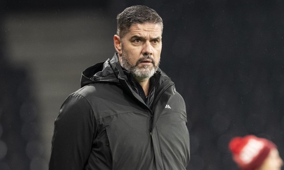Der Coach der FIFA Mannschaft, der ehemalige Nationalspieler und Spitzengoalie Pascal Zuberbuehler beobachtet das Fussballspiel des FC Nationalrat gegen eine Auswahl von FIFA Mitarbeitenden am Rand de ...