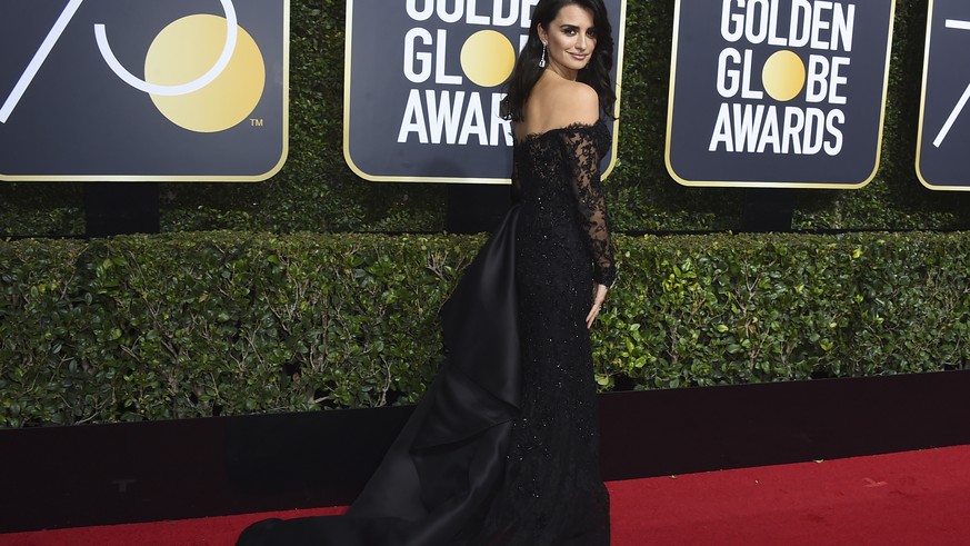 Penelope Cruz arrives at the 75th annual Golden Globe Awards at the Beverly Hilton Hotel on Sunday, Jan. 7, 2018, in Beverly Hills, Calif. (Photo by Jordan Strauss/Invision/AP)