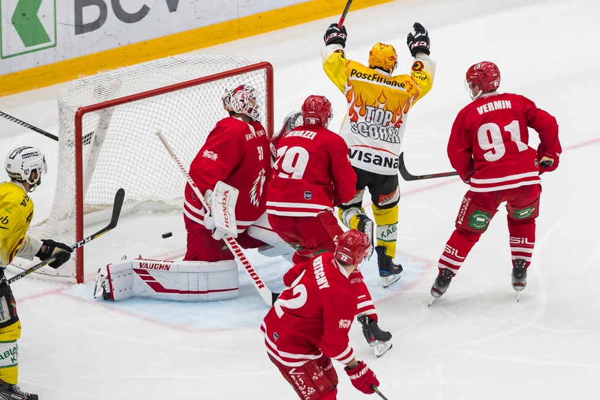 Le top scorer bernois Mark Arcobell, droite, marque le but du 1:2 face au le gardien lausannois Tobias Stephan, gauche, lors de la rencontre du championnat suisse de hockey sur glace de National Leagu ...