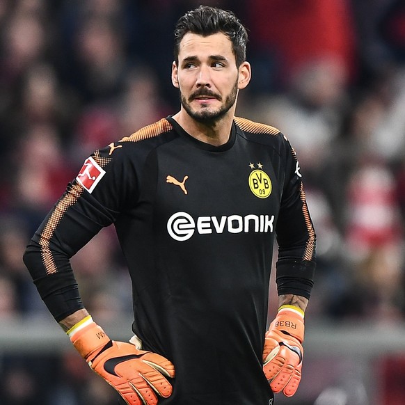 epa06639283 Dortmund's goalkeeper Roman Buerki reacts during the German Bundesliga soccer match between Bayern Munich and Borussia Dortmund in Munich, Germany, 31 March 2018. EPA/CHRISTIAN BRUNA ...