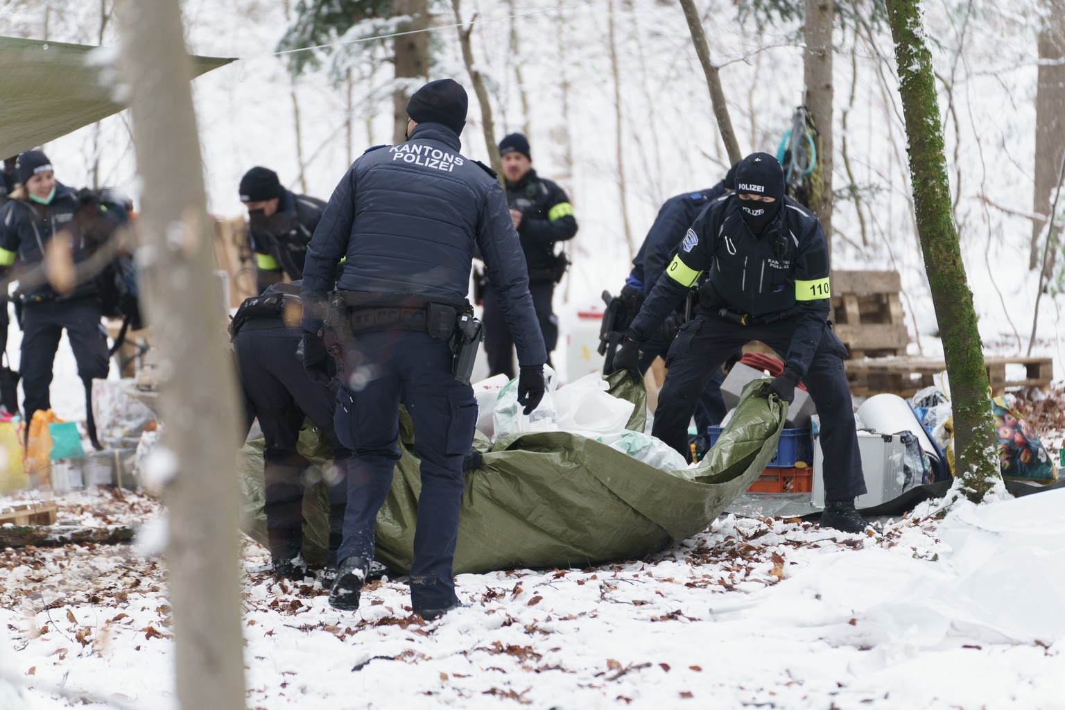 Polizisten raeumen das Protestcamp &quot;ZAD Geissberg&quot; gegen die Erweiterung des Steinbruchs Gabenchopf des Zementkonzerns Holcim, am Sonntag, 3. April 2022, bei Villigen AG. Die Polizei hat am  ...