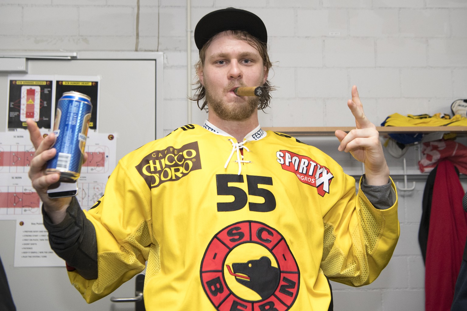 SC Bern Spieler Calle Andersson feiert in der Garderobe als Eishockey Schweizermeister nach dem sechsten Eishockey Playoff-Finalspiel der National League A zwischen dem EV Zug und dem SC Bern, am Mont ...