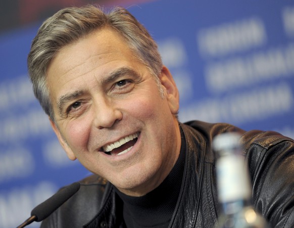 «Ich arbeite an vielen Sachen, war schon an sehr gefährlichen Orten und habe jedes Interesse an dem Thema. Morgen treffe ich Angela Merkel und Flüchtlinge», antwortet Clooney etwas abgelöscht.