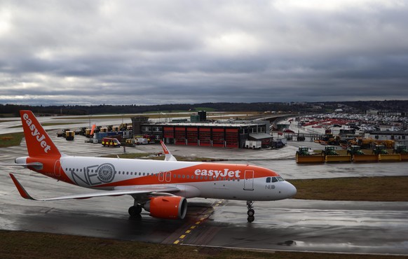 epa11858409 An EasyJet plane taxis at London Luton Airport in Luton, Britain, 28 January 2025. Britain&#039;s Chancellor of the Exchequer, Rachel Reeves, is expected to support airport expansion at Lu ...