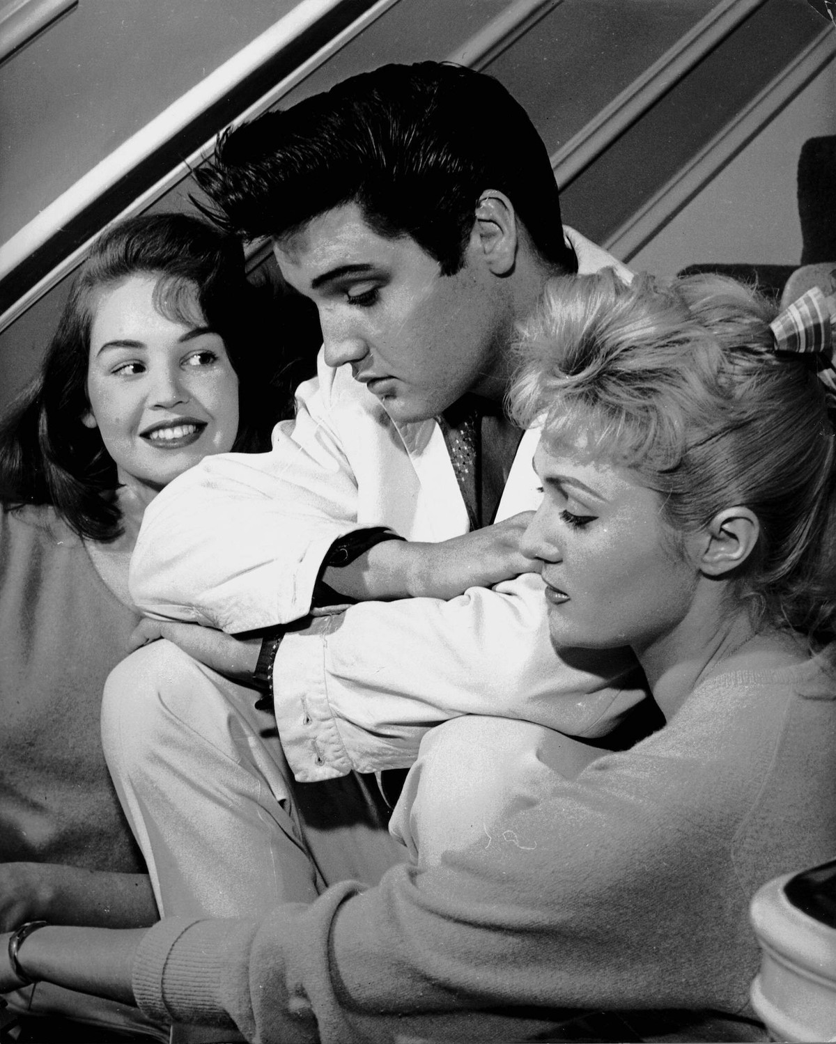 Entertainment: Elvis Presley File Photos December 27, 1957 Memphis, TN, USA Elvis Presley, poses with his house guests, Kathy Gabriel, 19, left, and Hanneri Melcher, 20, in Memphis. Melcher, Miss Aust ...