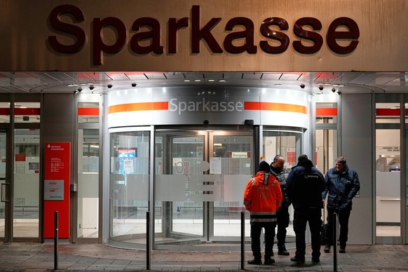 Security stands in front of the closed Sparkasse savings bank branch during a Police search in the Buer district in Gelsenkirchen, Germany, Tuesday evening, Jan. 6, 2026 following a break-in into the  ...