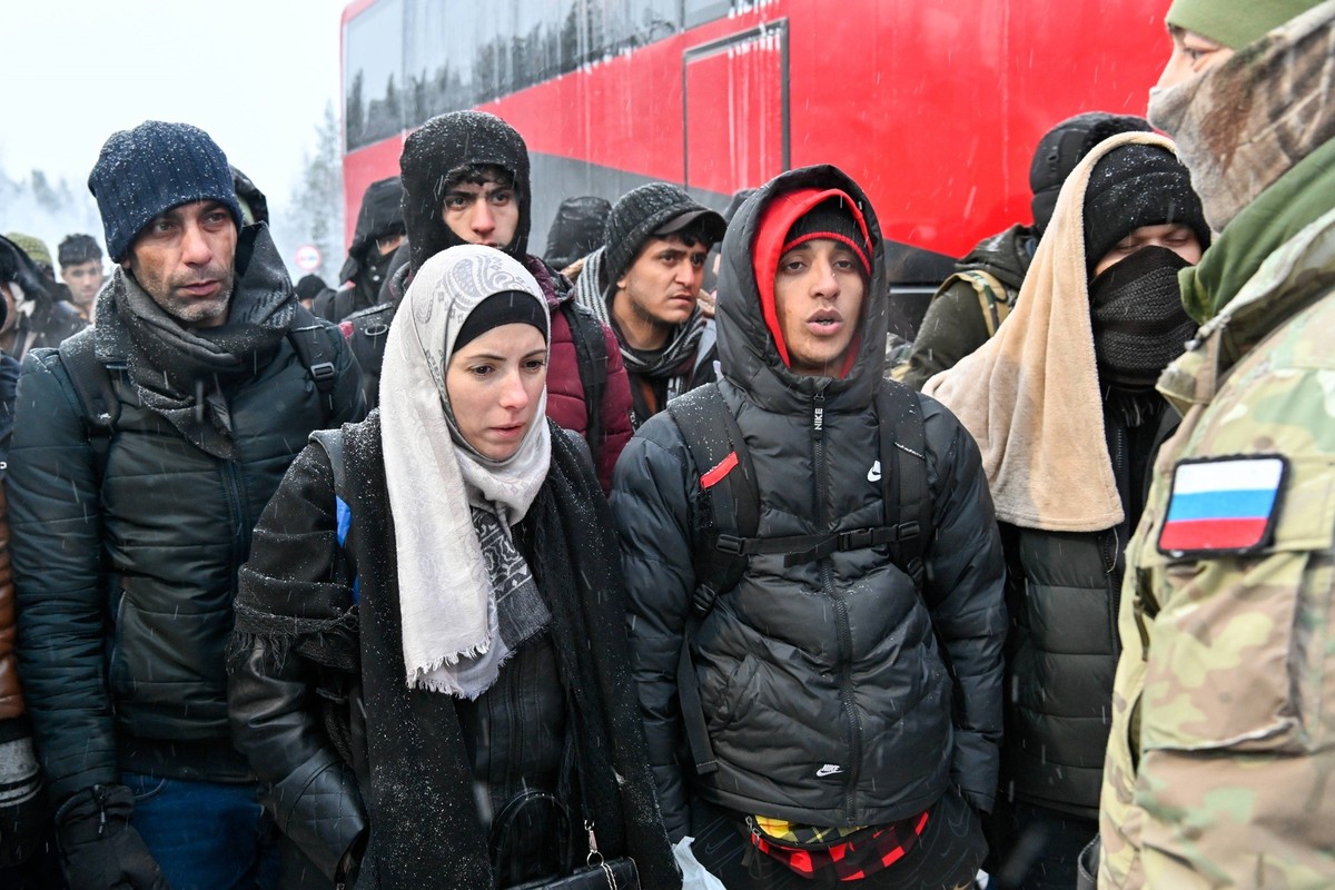 Russia: Finnish border in Murmansk Region, Russia RUSSIA, MURMANSK REGION - NOVEMBER 24, 2023: Foreign citizens reach a checkpoint in Alakurtti, Kandalakshsky District, on their way to the Salla - Kel ...