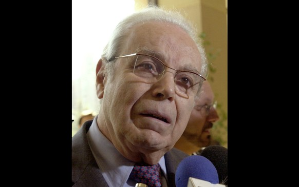 FILE - In this Mar. 28, 2001 file photo, Foreign Minister Javier Perez de Cuellar of Peru, speaks to reporters during a pause in the session of the annual meeting of ministers from the Latin American  ...