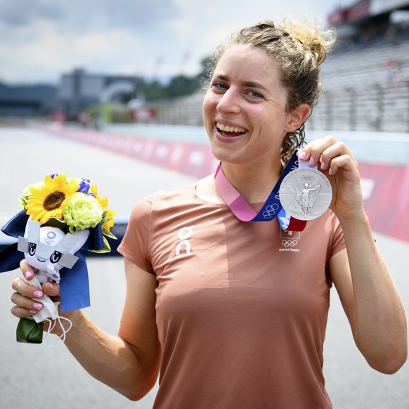 epa09372421 Silver medal winner Marlen Reusser of Switzerland poses for photographer with her medal after the victory ceremony of the women&#039;s cycling individual time trial at the 2020 Tokyo Summe ...