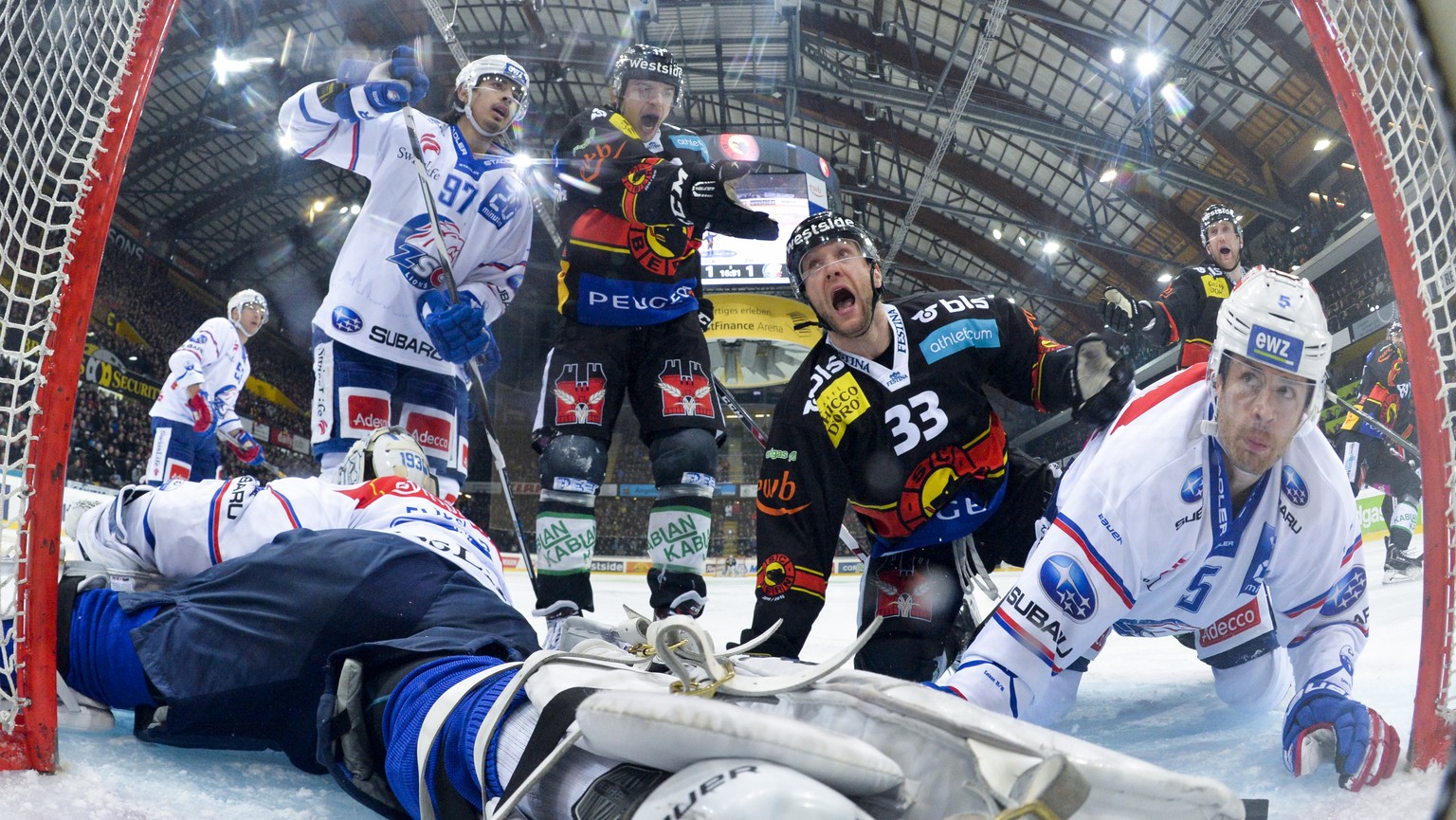 Zuerichs Severin Blindenbacher, Berns Gian-Andrea Randegger, Berns Alain Berger Zuerichs Jonas Siegenthaler und Zuerichs Torhueter Lukas Flueeler, von rechts, im 2. Eishockey Playoff-Viertelfinalspiel ...