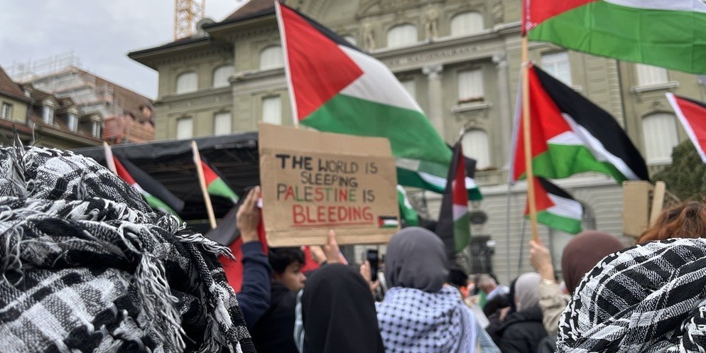In der ganzen Schweiz kam es heute zu Pro-Palästina Demonstrationen, auch in Bern. Auf dem Bundesplatz haben rund 2000 Demonstrierende ein Ende der Gewalt, den Schutz der Menschenrechte und humanitäre ...