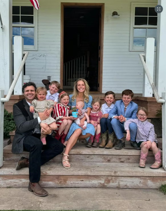 Die Influencerin Hannah Neeleman mit ihrer Familie auf ihrer Farm in Utah.