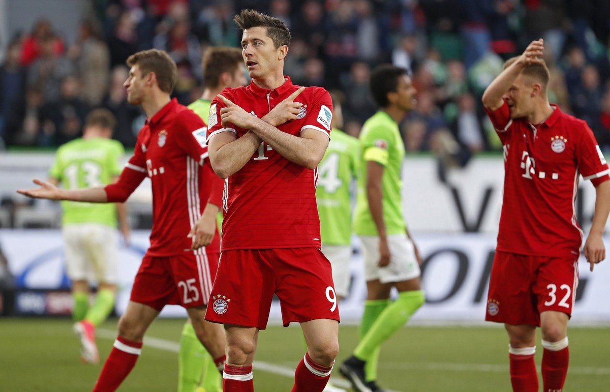 epa05935815 Munich's Robert Lewandowski (C) celebrates after scoring the 0-2 goal during the German Bundesliga soccer match between Bayern Munich and VfL Wolfsburg, in Wolfsburg, Germany, 29 Apri ...