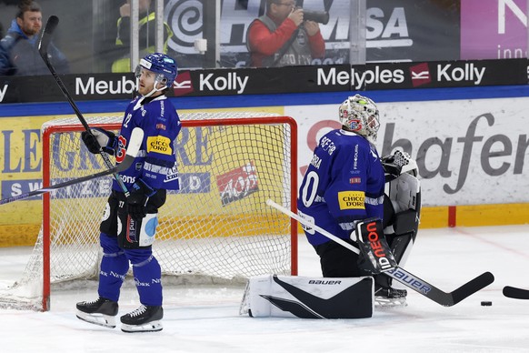 Christoph Bertschy (HCFG) und Torhueter Reto Berra (HCFG) nach dem Tor zum 0-2 im ersten Playoff-Viertelfinalspiel der National League zwischen dem HC Fribourg Gotteron und SC Rapperswil-Jona Lakers,  ...
