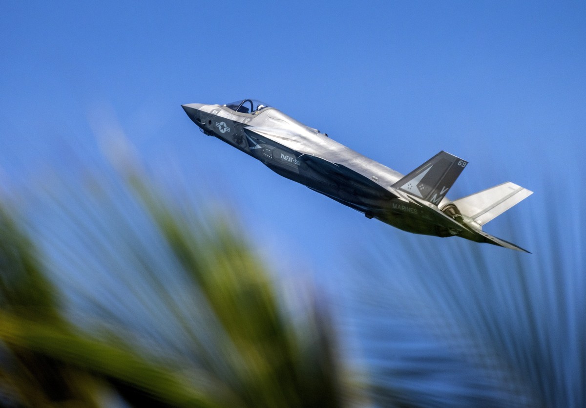 epa11370368 An F-35 Lightning II flys over South Beach during Memorial Day weekend celebrations in Miami Beach, Florida, USA, 25 May 2024. The two day Hyundai Air &amp; Sea Show event showcases the me ...
